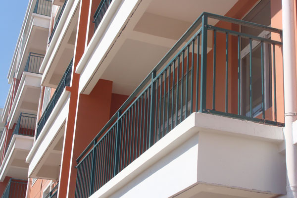 高层住宅阳台护栏用什么材质好?什么高度适宜?