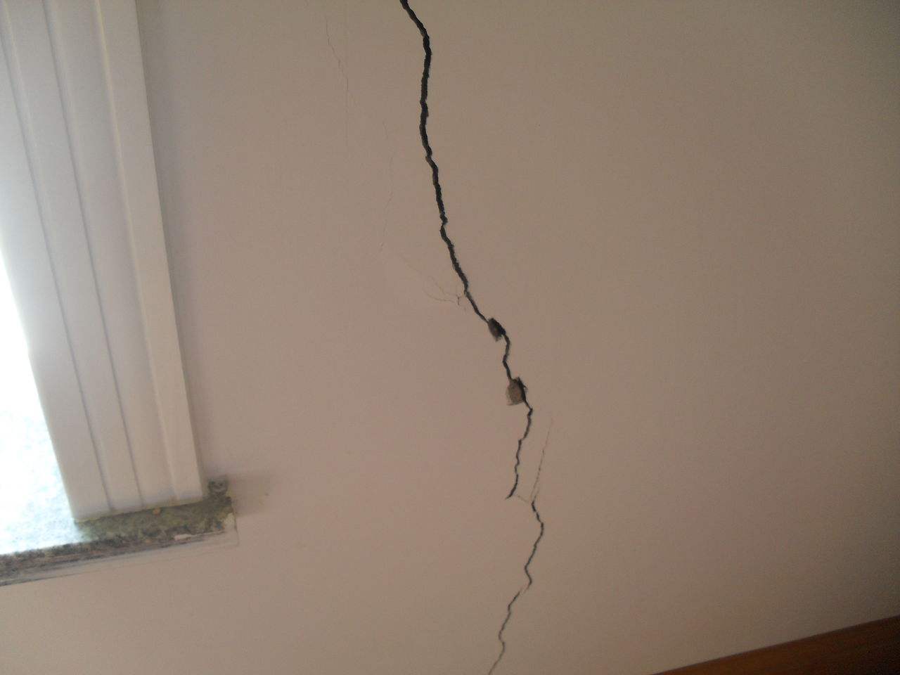 墙面裂缝漏水怎么处理 墙面裂缝修补方法