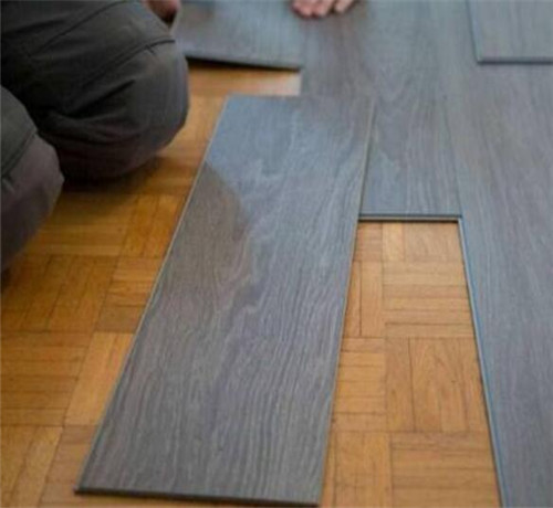 瓷砖上面可以直接铺木地板吗？