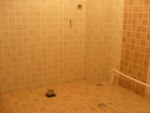 厕所地砖缝渗水怎么办 厕所地砖渗水的原因和解决方法