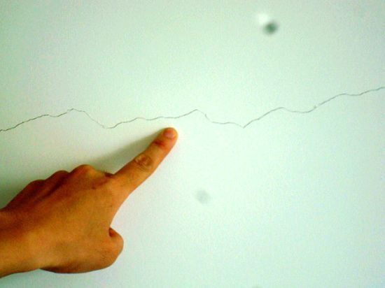 乳胶漆墙面裂纹怎么处理 如何预防乳胶漆墙面出现裂纹