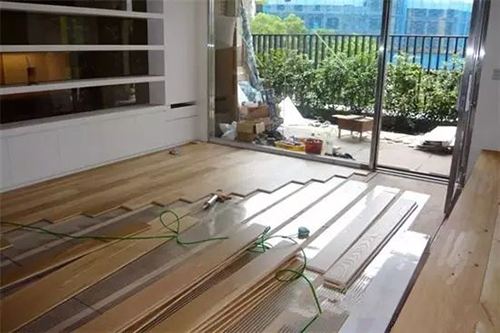 瓷砖上可以直接铺木地板吗 瓷砖上铺木地板的注意事项