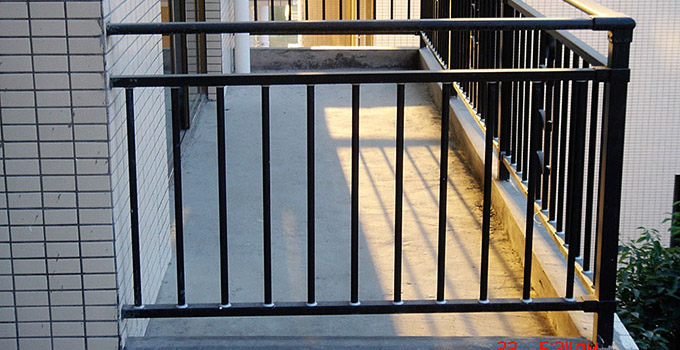 阳台防护栏安装高度标准与价格介绍
